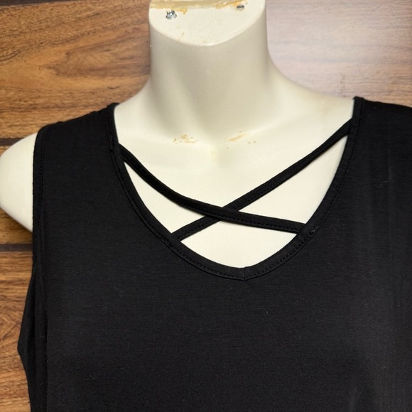 Black Sleeveless Top cold shoulder criss cross pattern on chest size small - Picture 2 of 8